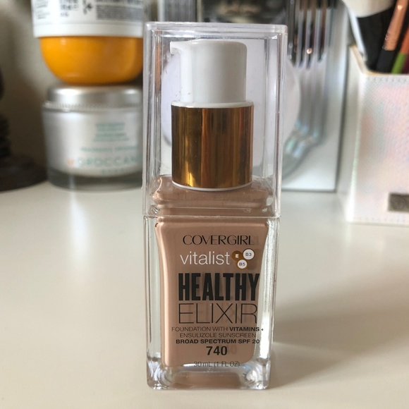 COVERGIRL Other - Vitalist Healthy Elixir Liquid Foundation - 740